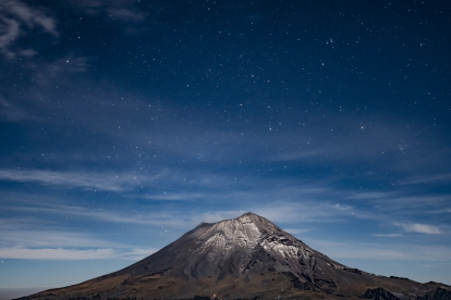El Popocatépetl se sorpende, con las fauces bien abiertas, del cielo nocturno despejado.