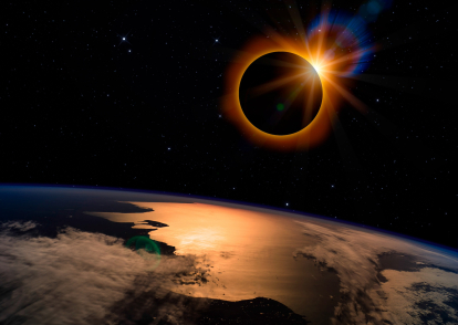 Montaje digital de un eclipse total de Sol, visto desde el espacio exterior.