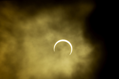 Vista de un eclipse parcial de Sol en un día nublado.
