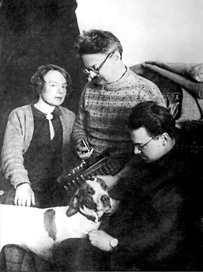 Natalia Sedova, León Trotski y su hijo Lev Sedov deportados en Almá-Atá, tras ser Trotski expulsado clandestinamente de Moscú en 1928.
