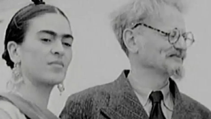 Frida y Trotsky, en alguna de las tertulias intelectuales que se celebraban en Casa Azul.