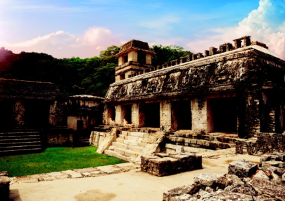 Vista del observatorio y El Palacio en la zona arqueológica de Palenque, noreste del estado de Chiapas.