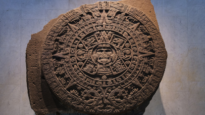 Vista frontal de la Piedra del Sol (o calendario azteca), uno de los inventos mexicas más notables en la antigüedad, exhibido en el Museo Nacional de Antropología (MNA) de la CDMX.