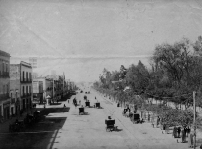 Una ilustrativa postal de la capital porfiriana: avenida Juárez y la Alameda Central, CDMX, circa 1890.
