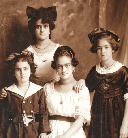Frida con sus hermanas Matilde, Adriana y Cristina. Foto Gullermo Kahlo (1914).