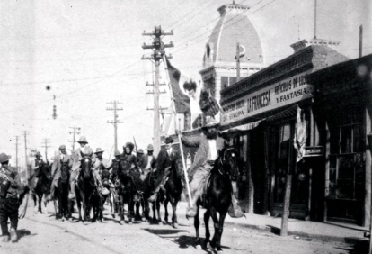 Fotografía de la toma de Ciudad Juárez por las fuerzas pro maderistas en mayo de 1910. Ese mismo mes Porfirio Díaz abandonaría México, poniendo fin a 30 años de dictadura.