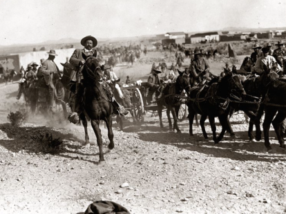 Aquí, una de las fotografías más célebres de Francisco Villa al frente de la entonces poderosa División del Norte durante su campaña en Chihuahua, enero de 1914.