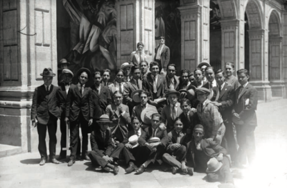 Aquí, una foto de grupo en el patio principal de la Escuela Nacional Preparatoria cuando formaba parte del viejo Barrio Universitario en el Centro Histórico de la capital.