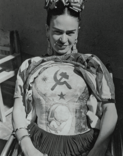Frida con un corsé de yeso con la hoz y el martillo, decorado por ella misma. Ca. 1951.