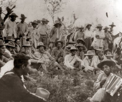 Venustiano Carranza en un paraje rodeado de sus hombres del Ejército constitucionalista; a la derecha, retrato del jefe revolucionario y posterior Presidente de México de 1917 a 1920.
