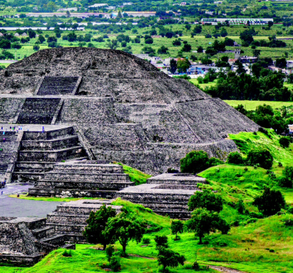 La Pirámide de la Luna, flanqueada por trece plataformas piramidales menores, se encuentra al norte del recinto de Teotihuacán, al final de la Calzada de los Muertos.