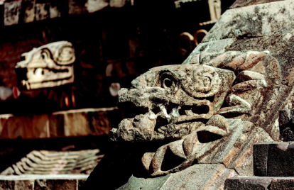 La serpiente emplumada, más adelante denominada Quetzalcóatl, es una de las deidades más antiguas e importantes de los pueblos mesoamericanos.