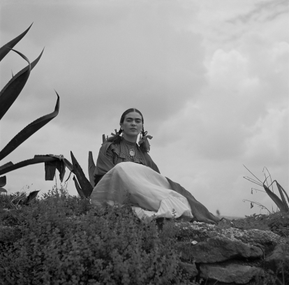 Frida Kahlo, sentada junto a una planta de agave, de una sesión fotográfica de 1937 para Vogue titulada 