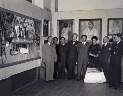 Frida Kahlo (al centro) posa frente a su obra, La mesa herida (1941), junto con otros intelectuales.