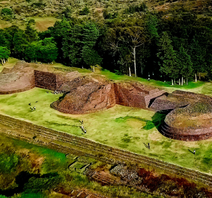 La Zona Arqueológica de Tzintzuntzan, cuna del imperio purépecha, se distingue por sus yácatas, plataformas ceremoniales en forma de T construida sobre una granterraza artificial.