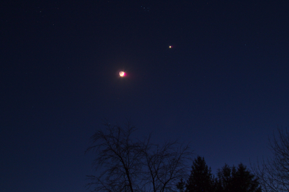 Luna creciente (16,55%), Venus y las Pléyades (cerca del borde superior) al anochecer, vistas en 2020.