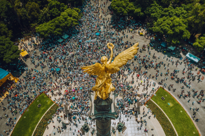 Una multitud se arremolina en torno al Ángel de la Independencia, en el corazón de Reforma, una de las arterias más concurridas de la CDMX.