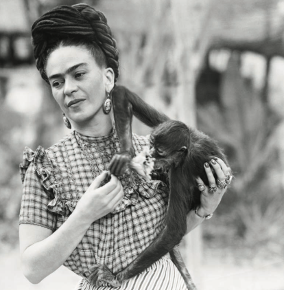 No es desconocida la afición que sentía Frida hacia las mascotas, entre las que se encontraban monos, aves, perros y hasta un venado; aquí en 1944.