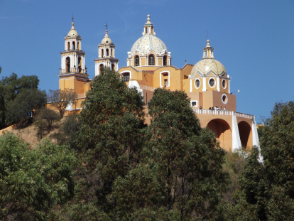 La icónica Iglesia de los Remedios, una de las más icónicas de Cholula, en el estado de Puebla, al centro de México.