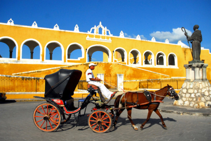 Vista frontal del convento principal de Izamal (Yucatán), una de las ciudades más emblemáticas de la Península.