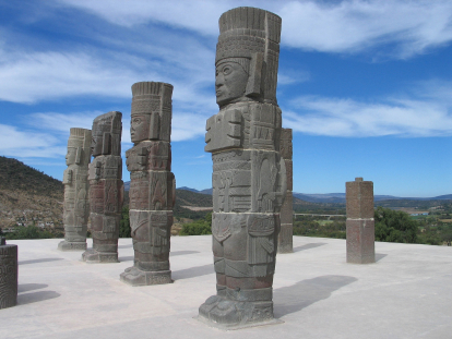 Los 4 Atlantes de Tula, en la cima de la pirámide principal del yacimiento arqueológico.