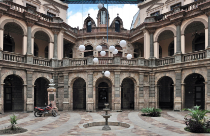 Edificio de la Corte Superior de Justicia en Cuenca, Ecuador, en abril de 2010.