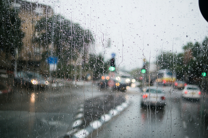 El parabrisas de un coche con una cortina de lluvia.