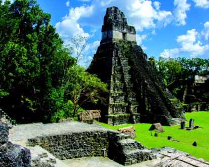 Templo del Gran Jaguar (Parque Nacional de Tikal, Guatemala), edificio funerario erigido para el gobernante maya Jasaw Chan K’awil, periodo Clásico Tardío.