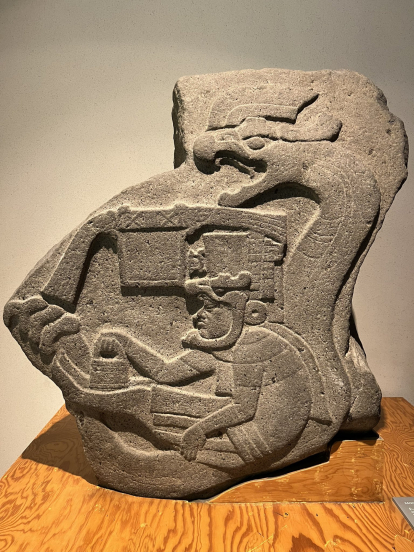 El Monumento 19 de La Venta (1200-400 a. C.) es una lápida con un personaje antropomorfo en posición sedente con las piernas extendidas, brazo derecho hacia el frente que sostiene una bolsa de copal y porta un tocado de jaguar.